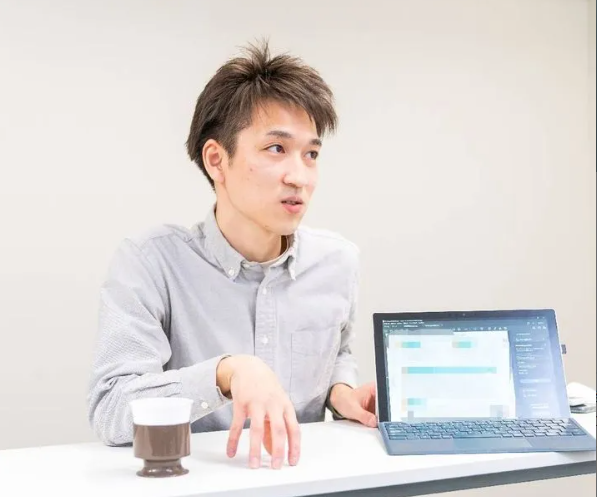 お客様と面談する辻 龍一
